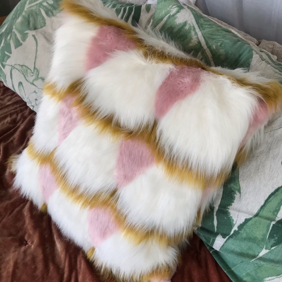 ‼️LAST CHANCE‼️Anthropologie Coren Faux Fur Pillow - Picture 3 of 5